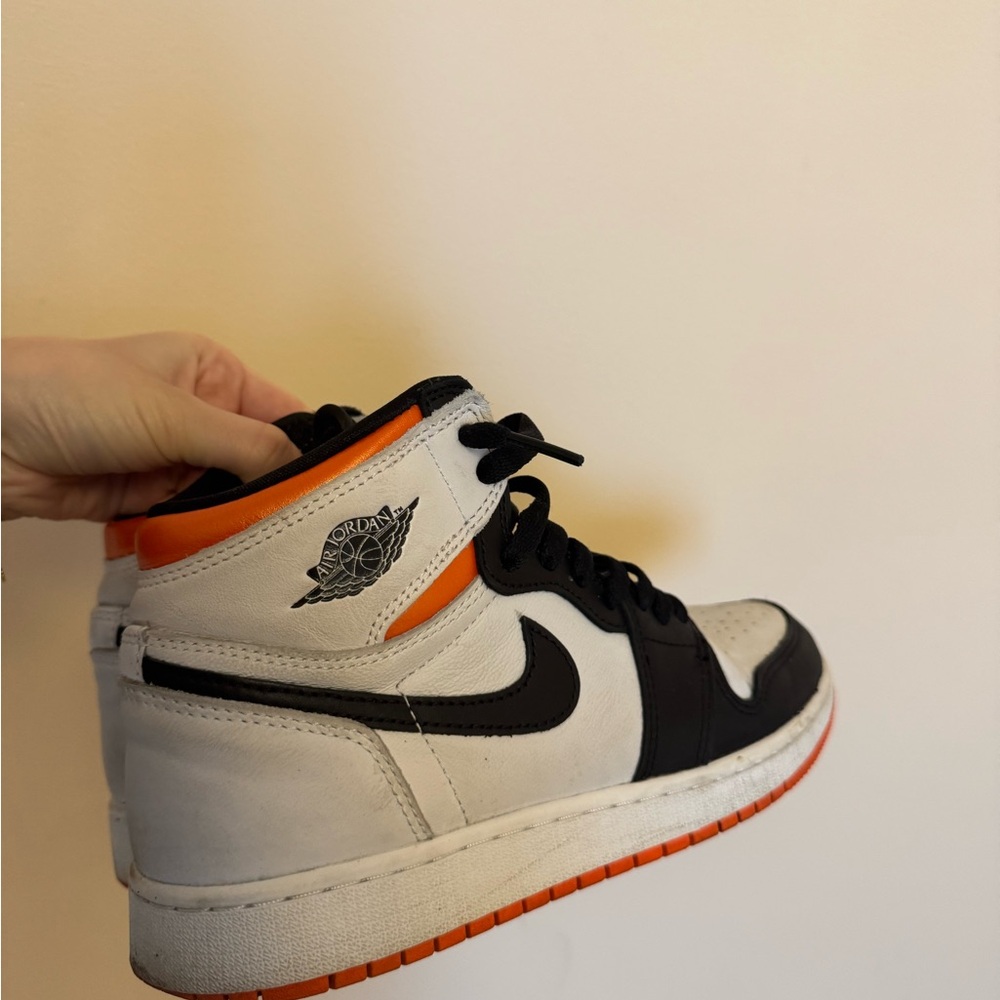 Air Jordan High-Top Sneakers
*WILL GET PROFESSIONALLY CLEANED BEFORE SHIPMENT*